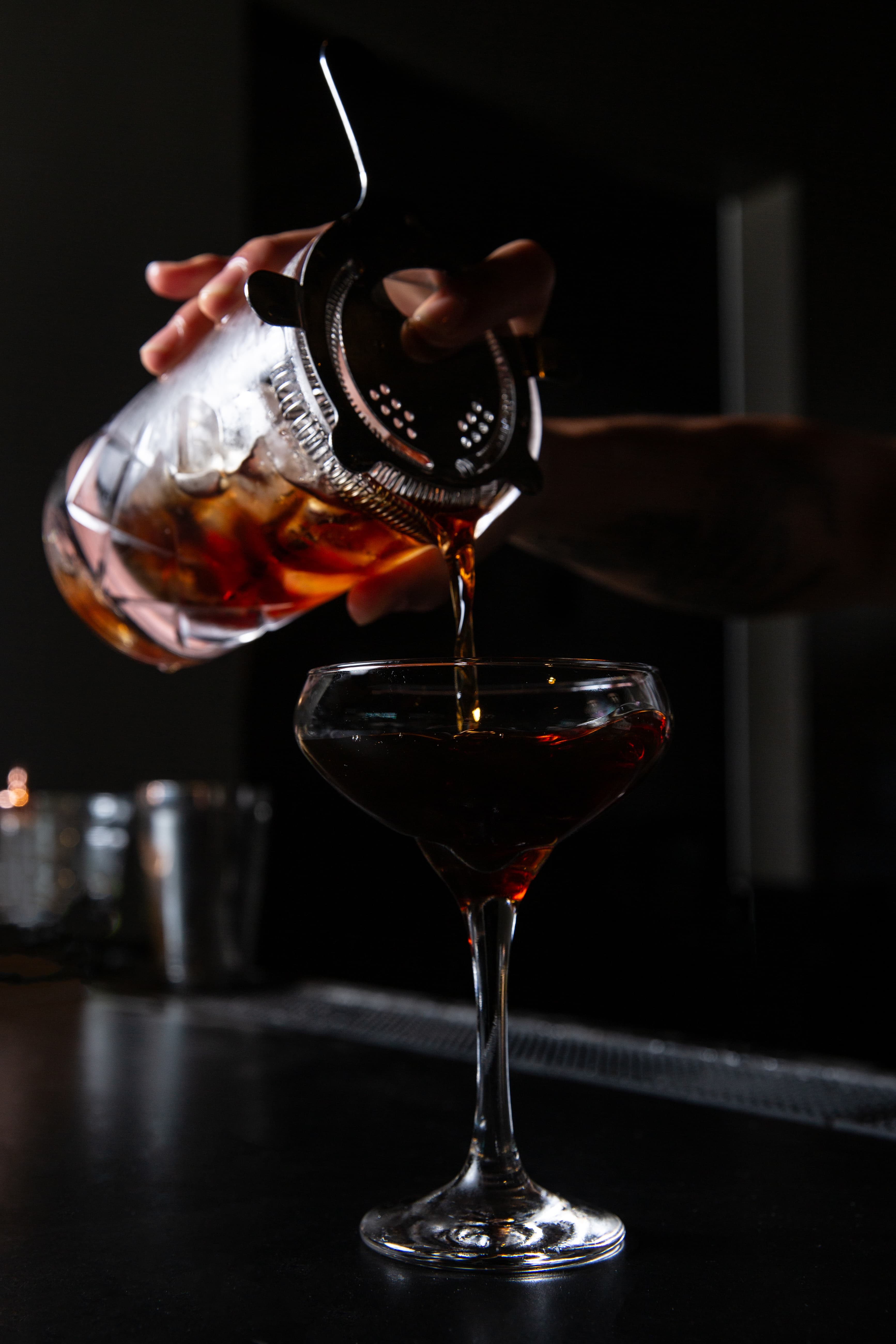 Craft cocktail pour