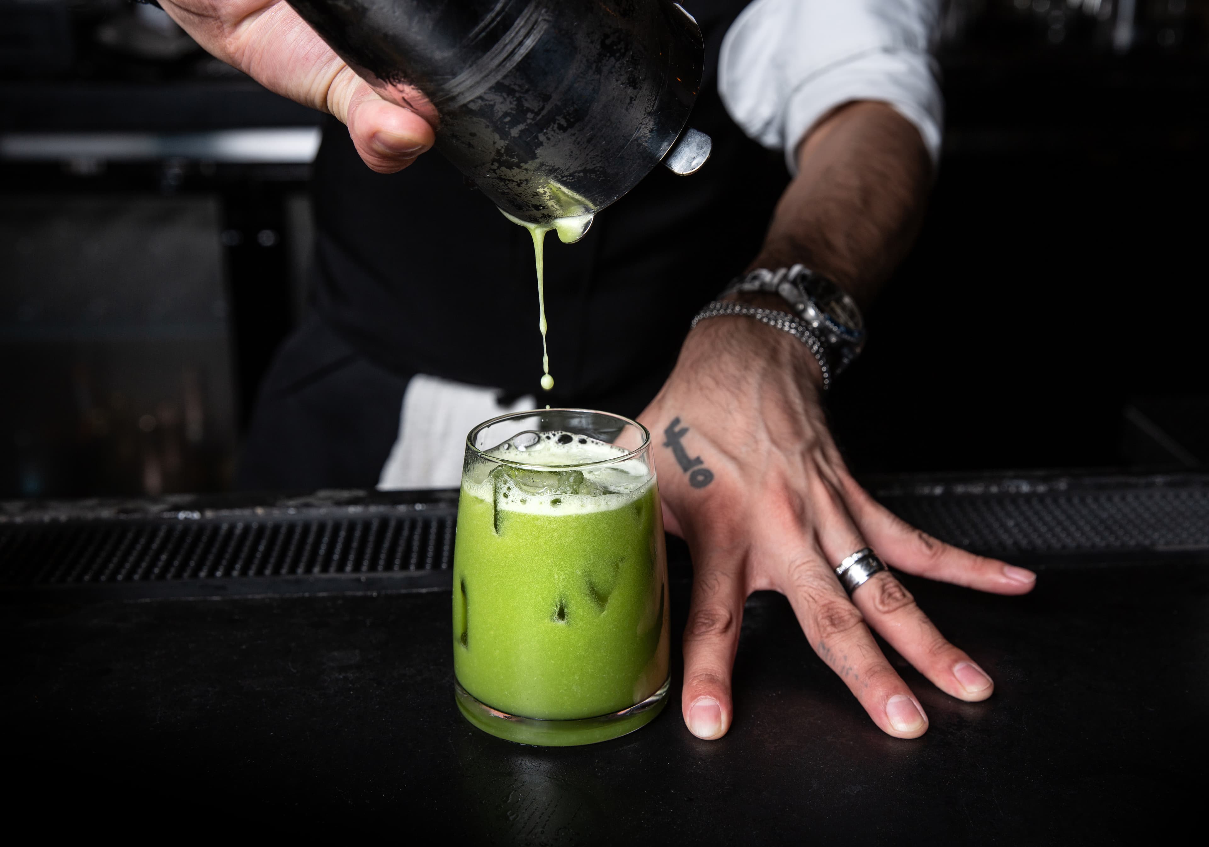 Green cocktail pour